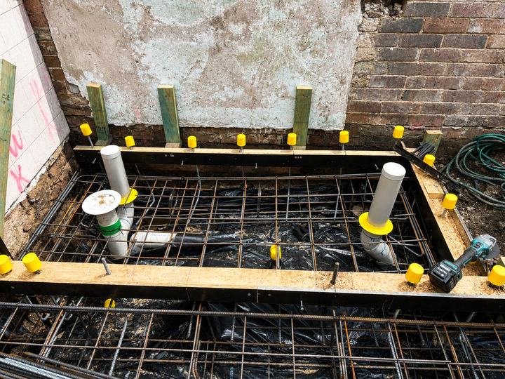 Penetration collars fixed through mesh before concreting